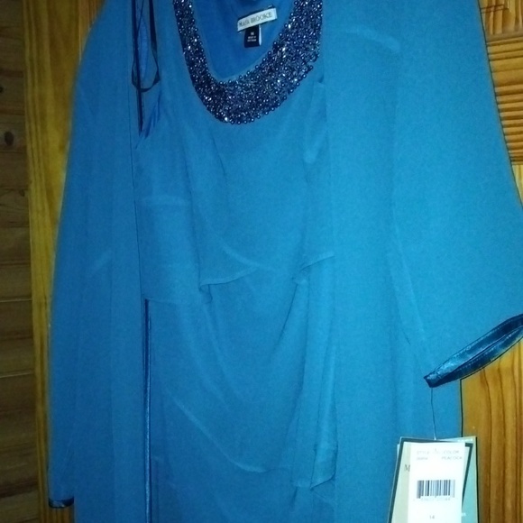 Iam selling a evening gown - Picture 3 of 7